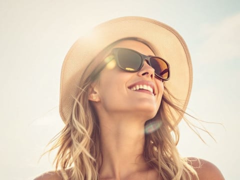 كيفية علاج أضرار الشمس وعكس تأثيرها على البشرة