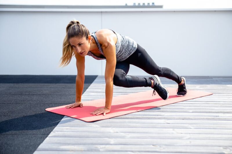 أفضل 10 تمارين منزلية للوصول إلى جسم مثالي في 2025