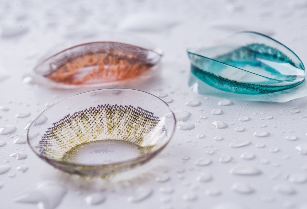 كيفية اختيار ألوان العدسات اللاصقة المناسبة للون بشرتك في 2025