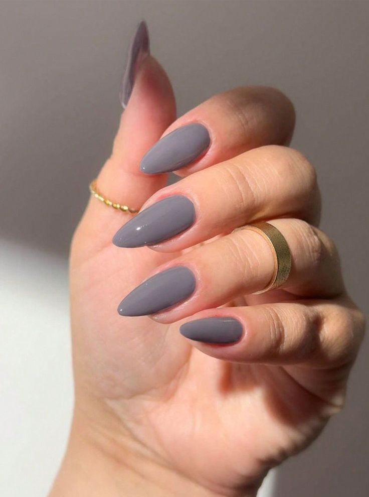 ألوان طلاء الأظافر الرائجة في 2025