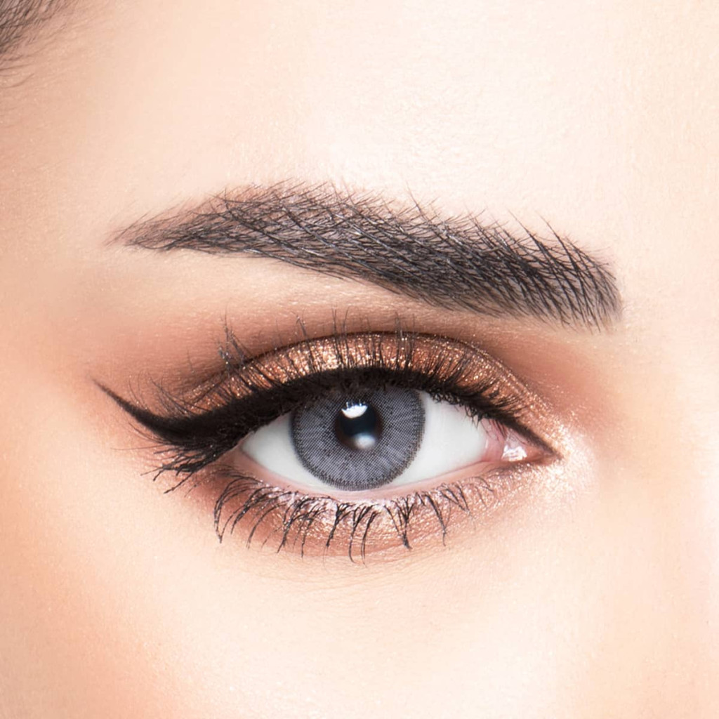 كيفية اختيار ألوان العدسات اللاصقة المناسبة للون بشرتك في 2025