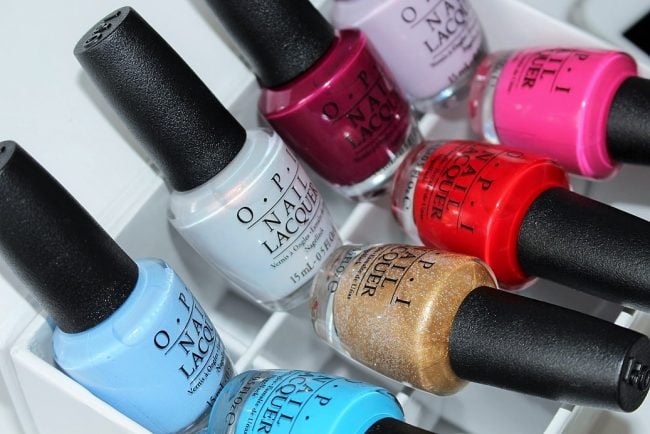 ألوان طلاء الأظافر الرائجة في 2025