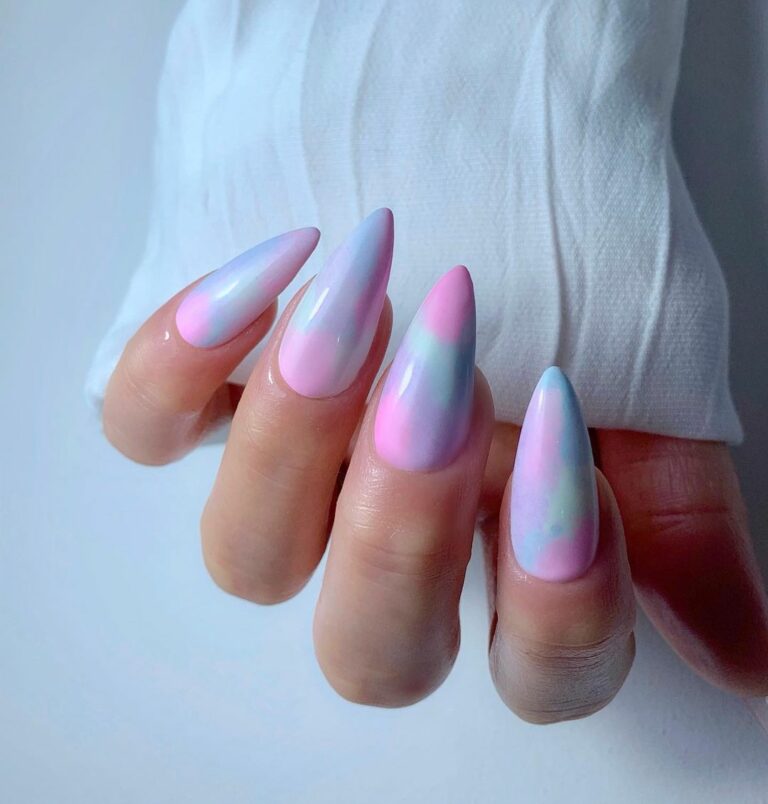 ألوان طلاء الأظافر الرائجة في 2025